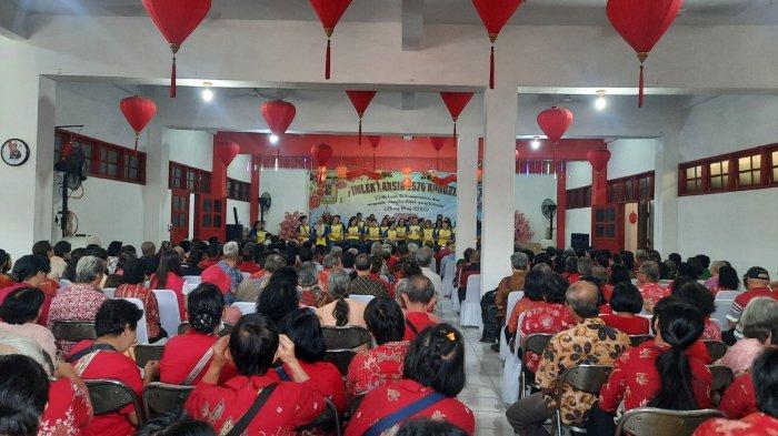 IMLEK LANSIA- Ratusan warga Tionghoa menghadiri perayaan Imlek Lansia Kongzili 2576 di Rumah Ibadah Majelis Agama Konghucu Indonesia (Makin) Litang Harmoni Kehidupan, Kelurahan Cisalak, Kecamatan Cimanggis, Kota Depok, Jawa Barat, pada Sabtu (22/2/2025).