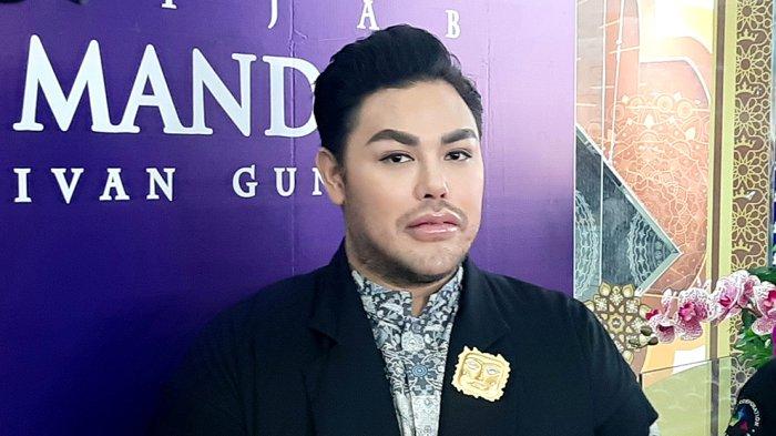 Artis yang juga desainer, Ivan Gunawan passionnya lebih ke merancang baju di bandingkan harus tampil pada program acara di TV. Ivan menggelar acara Fashion Show Raya Collection 2023 : Cahaya by Mandjha di Margo City, Jumat (31/3/2023)