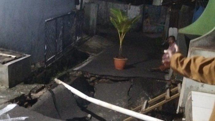 TANAH AMBLAS di TUGU - Tanah di pemukiman warga di Jalan H Cebeng, RT 08/08, Kelurahan Tugu, Kecamatan Cimanggis, Kota Depok, Jawa Barat amblas (Tribunnews Depok / M Rifqi Ibnumasy)