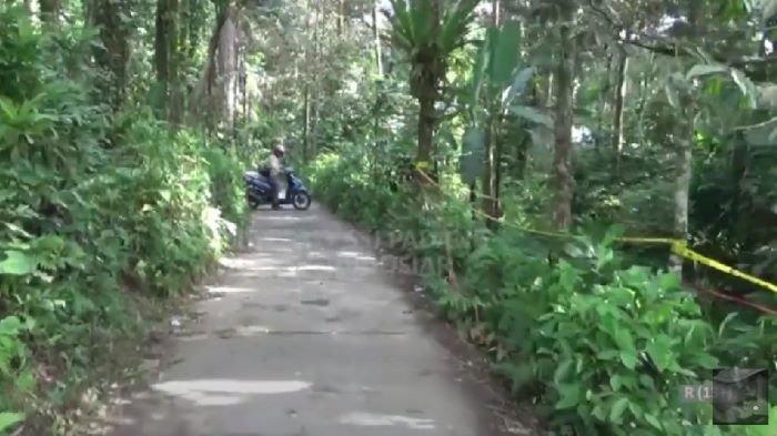 Jalan Setapak yang Dilalui Nia Kurnia Sari dan Menjadi Lokasi Penganiayaan yang Dilakukan Indra Septiarman