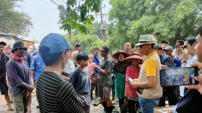 Calon Wakil Bupati Bogor Jaro Ade (baju kuning, topi fedora) mengunjungi Tempat Pembuangan Akhir (TPA) Sampah Galuga di Kecamatan Cibungbulang pada Sabtu (16/11/2024).