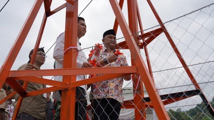JEMBATAN BAILEY - Jembatan bailey yang sempat putus akibat banjir bandang di Desa Kopo, Kecamatan Megamendung, Kabupaten Bogor, pada 2 Maret 2025 lalu rampung diperbaiki. Jembatan tersebut diresmikan Bupati Bogor Rudy Susmanto (baju batik) pada Jumat (21/3/2025).