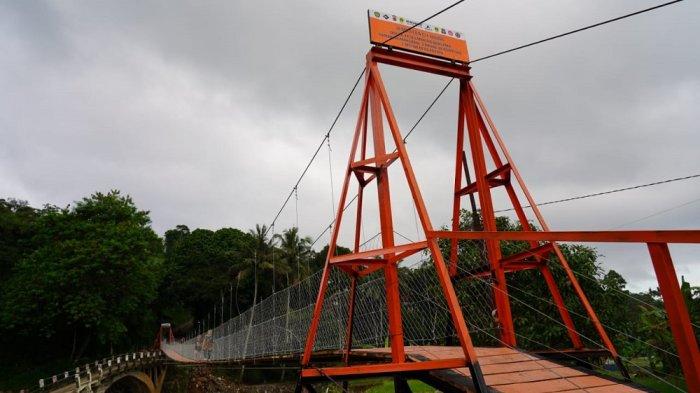 JEMBATAN BAILEY - Jembatan bailey yang sempat putus akibat banjir bandang di Desa Kopo, Kecamatan Megamendung, Kabupaten Bogor, pada 2 Maret 2025 lalu rampung diperbaiki. Jembatan tersebut diresmikan Bupati Bogor Rudy Susmanto pada Jumat (21/3/2025).