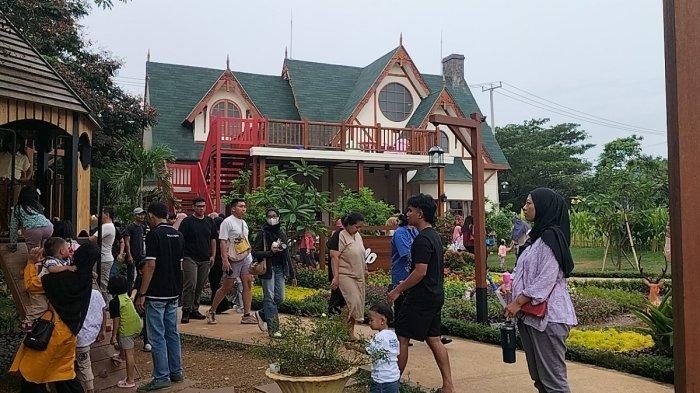 KULINER DEPOK BARU - Pengunjung menikmati fasilitas yang suguhkan restoran Vilo Lakeside Cimanggis di tepi Setu Patinggi, Tapos, Kota Depok, Jawa Barat, Minggu (2/2/2025). (TribunnewsDepok.com/M Rifqi Ibnumasy)