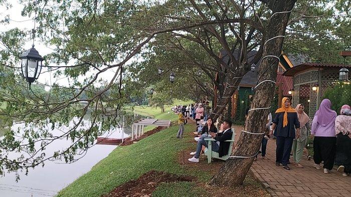 KULINER DEPOK BARU - Pengunjung menikmati fasilitas yang suguhkan restoran Vilo Lakeside Cimanggis di tepi Setu Patinggi, Tapos, Kota Depok, Jawa Barat, Minggu (2/2/2025). (TribunnewsDepok.com/M Rifqi Ibnumasy)