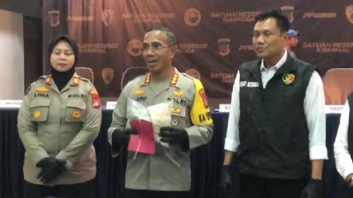 Kapolres Metro Jakarta Timur Memperlihatkan Barang Bukti