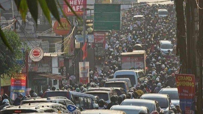 Kemacetan parah melanda Jalan Raya Sawangan pada Jumat (28/10/2023) pagi.