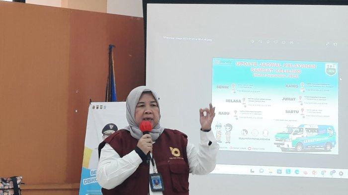 Kepala Pusat Pengelolaan Pendapatan Daerah Wilayah (P3DW) Depok II Cinere Enih Srimurni saat sosialisasi program pembebasan BBNKB II dan diskon Pajak Kendaraan Bermotor di Kantor Kecamatan Cinere, Rabu (5/7/2023).
