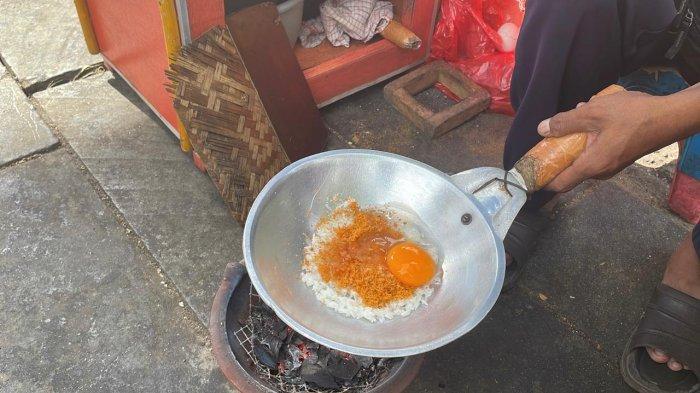 salah satu keunikan dari kerak telor adalah proses pemasakannya di wajan yang dibolak-balik untuk memastikan keseluruhannya matang sempurna.