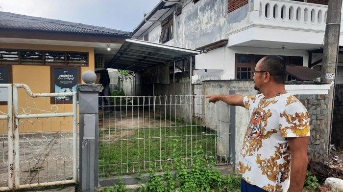 LOKASI PERAMPOKAN - Ketua RT 01/RW 06 Duren Seribu, Koko, menunjuk lokasi perampokan di Jalan Rambutan, Keluran Duren Seribu, Kecamatan Bojongsari, Kota Depok, Jawa Barat, pada Minggu (23/3/2025).