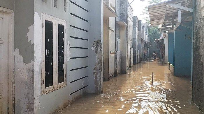 Kondisi banjir di Perumahan Griya Alif, Sawangan, Kota Depok, Senin (25/3/2024).