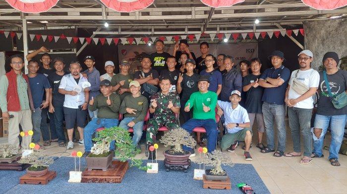 Dandim 0508 Depok Kolonel Inf. Iman Widhiarto (seragam TNI), Pendiri Komunitas Kamoung Kita Depok (K3D) Pujo Dinomo (duduk, baju hijau) beserta para peserta Kontes dan Pameran Bonsai Kecil & Bujin di saung K3D, Kemiri Muka, Beji, Kota Depok, Minggu (4/5/2025).