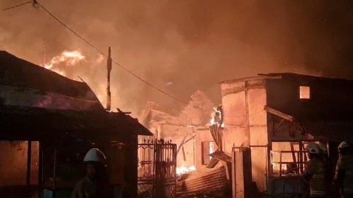 si jago merah menghanguskan kontrakan yang telah ditinggalinya 7 tahun lalu, di belakang asrama Brimob, Jalan KS Tubun III, Palmerah, Jakarta Barat, Kamis (28/3/2024) malam.