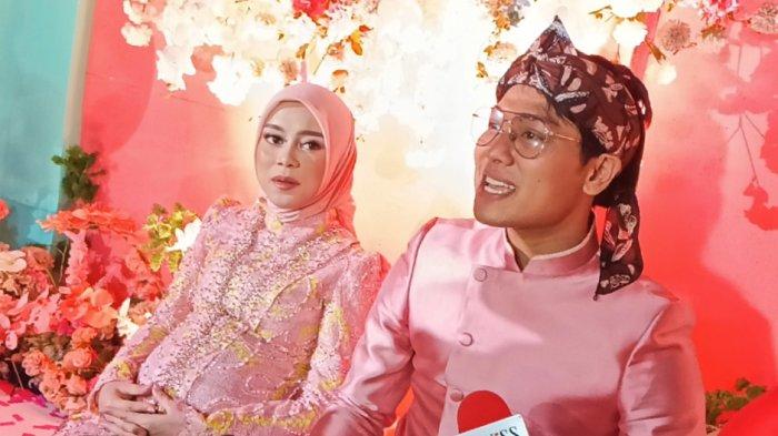 Pasangan Lesti Kejora dan Rizky Billar mengumumkan jenis kelamin calon anak keduanya, dalam acara pengajian 7 bulanan di The Manor Andara, Depok, Jawa Barat, Kamis (5/12/2024).