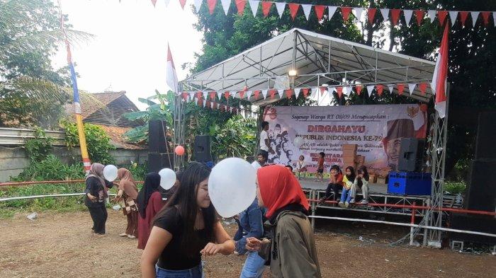 Muslim, Ketua Karang Taruna RT 08/RW 09 Kelurahan Pakansari, mengatakan aneka lomba ini diikuti semua warga mulai dari anak-anak, ibu-ibu hingga bapak-bapak.