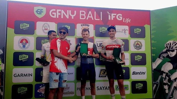 Luke Chambers dari Singapura meraih juara 1 lomba balap sepeda Gran Fondo New York (GFNY) Bali 2023 kategori Male Overall di Ubud, Bali pada Minggu (17/9/2023).