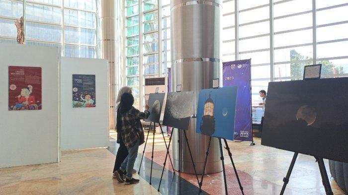 Jejeran lukisan yang dipajang menggambarkan fenomena langit di Pameran Astronomi Jakarta di Gedung Teater Kecil TIM, Cikini, Menteng, Jakarta Pusat dari 7-13 Agustus 2023.