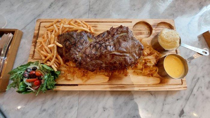 Monster Steak yang disajikan dengan tingkat kematangan medium weldone ini memiliki berat 1 kilogram yang dihadirkan dengan pilihan ragam saus di restoran Karnivor, Grand Indonesia