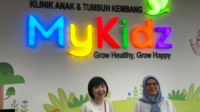 Momen Grand Opening Klinik Anak dan Tumbuh Kembang MyKidz, Elly Handojo (Kanan), Iis Soelaeman,