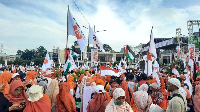Partai Keadilan Sejahtera (PKS) menggelar kampanye akbar di depan Ruko Verbena, Jalan Boulevard Grand Depok City, Sukmajaya, Depok pada Sabtu (3/2/2024).