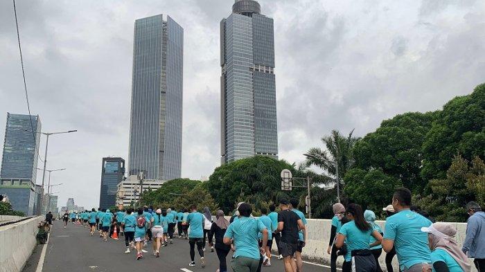 Para pelari di Superball Run 9th di kawasan Epicentrum Rasuna Said, Jakarta Selatan, Minggu (15/12/2024) pagi.