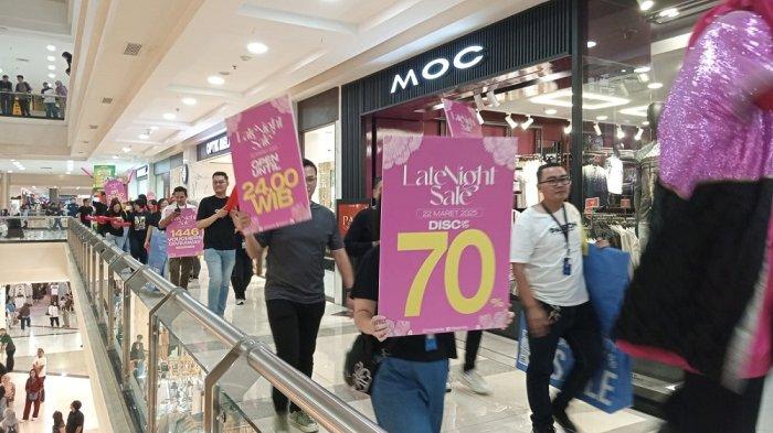 BERBURU BAJU LEBARAN DEPOK - Parade Late Night Sale di Margo City Depok, Sabtu (22/3/2025) malam. (TribunnewsDepok.com/M Rifqi Ibnumasy)