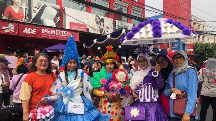 Tiwi (NoneBelanda ibu-ibu) kanan, Supriyantini (adat Betawi) tengah, dan Tyas (none Belanda anak - anak) kiri, foto bersama Warga Rw 12 Cipinang Melayu, Jakarta Timur, Minggu (25/6/2023).