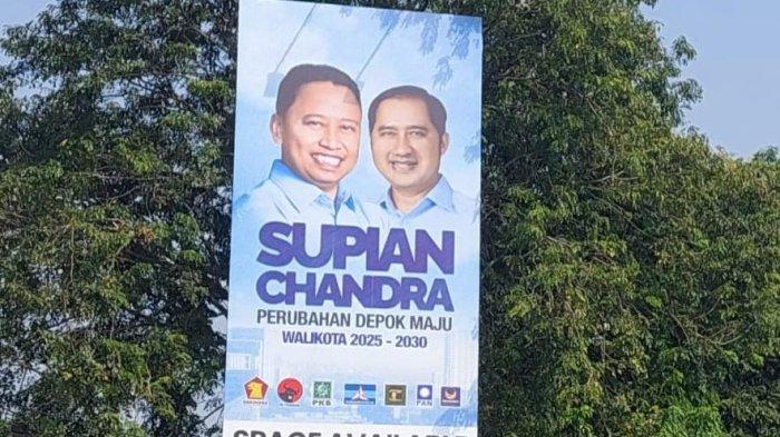Baliho pasangan bakal calon Wali Kota Depok Supian Suri dan bakal calon Wakil Wali Kota Depok Chandra Rahmansyah terlihat di Jalan Juanda, Depok, Rabu (21/8/2024).