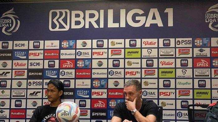 Pelatih Persija, Thomas Doll (tengah) dalam konferensi pers usai pertandingan kontra Persis Solo, Stadion Utama Gelora Bung Karno, Senayan, Jakarta, Rabu (17/4/2024).