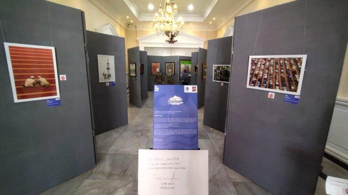 Seniman tampil di Taman Brantas Kecamatan Kota pada 8 Desember 2025