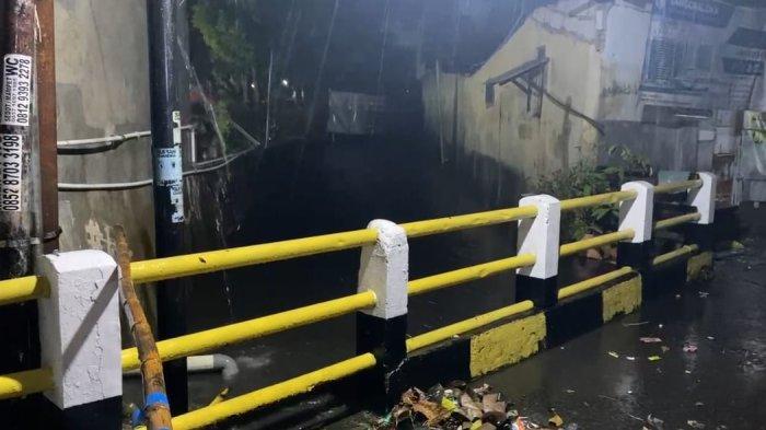 BANJIR DI MARGONDA DEPOK - Penampakan aliran Kali Cabang Tengah di pinggiran Jalan Margonda Raya, Beji, Kota Depok yang menyebabkan banjir pada Senin (17/3/2025) malam. (TribunnewsDepok.com/M Rifqi Ibnumasy)