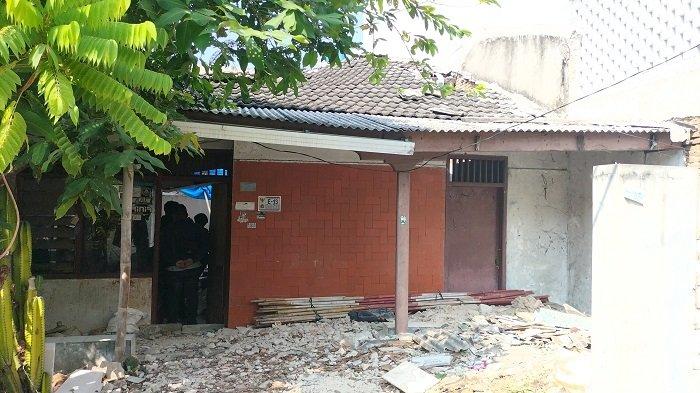 Penampakan rumah Diah Kusuma Putri (45) tanpa aliran listrik dan hampir runtuh di Koja, Jakarta Utara, Minggu (23/7/2023).
