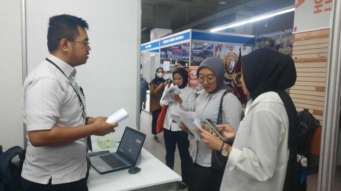 Pencari kerja menanyakan info lowongan kerja salah satu stand perusahaan di Depok Town Square (Detos), Jalan Margonda Raya No.1, Kecamatan Beji, Kota Depok, pada Senin (29/7/2024).