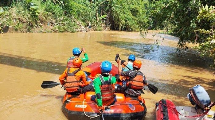 Tim Search and Rescue (SAR) gabungan terus melakukan pencarian terhadap seorang wanita lanjut usia (lansia) yang menjadi korban bencana tanah longsor yang terjadi di Desa Sentul, Kecamatan Babakan Madang, Kabupaten Bogor pada Rabu (27/3/2024).