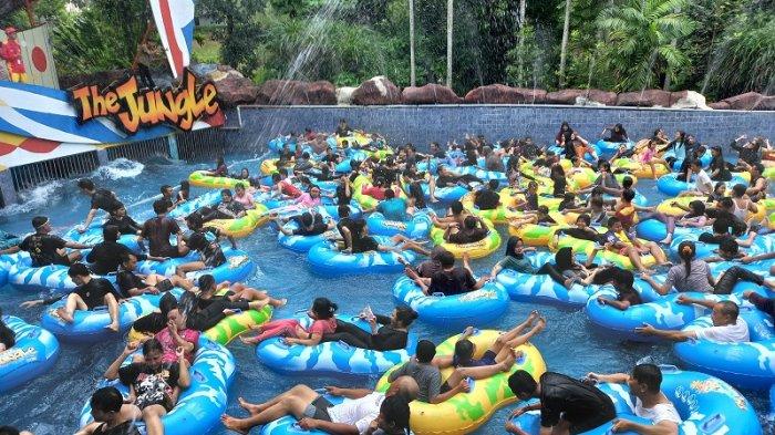 Pengunjung memadati The Jungle Waterpark di Kecamatan Bogor Selatan, Kota Bogor, Jawa Barat, pada Minggu (12/1/2025).