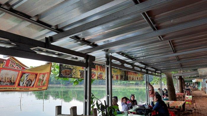 Pengunjung menikmati keindahan Situ Pengasinan Sawangan Depok bersama keluarga, Senin (20/9/2021).