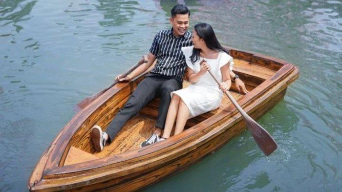 Pengunjung naik sampan di Sakura River Cruise yang berlokasi di Mini Mania Puncak, Megamendung, Bogor, Jumat (12/4/2024). 