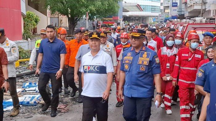 Penjabat (Pj) Gubernur DKI Jakarta, Teguh Setyabudi dalam kunjungannya ke lokasi kebakaran, Sabtu (17/1/2025)