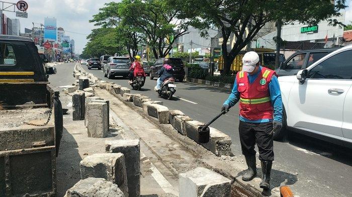 PEMBONGKARAN SEPARATOR JALAN - Petugas DPUPR Kota Depok membongkar separator di Jalan Margonda Raya, Beji, Kota Depok, Jumat (28/2/2025). (TribunnewsDepok.com/M Rifqi Ibnumasy)