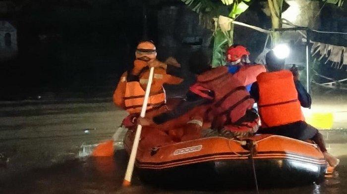 Petugas Damkar Kota Depok  mengevakuasi korban terjebak banjir di Sawangan, Kota Depok pada Senin (25/3/2024) dini hari.