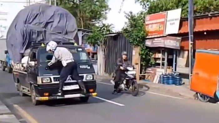 Viral di media sosial Petugas Dishub Kota Pemkot bergelantungan di bagian depan mobil pickup di Jalan Raya Bogor.
