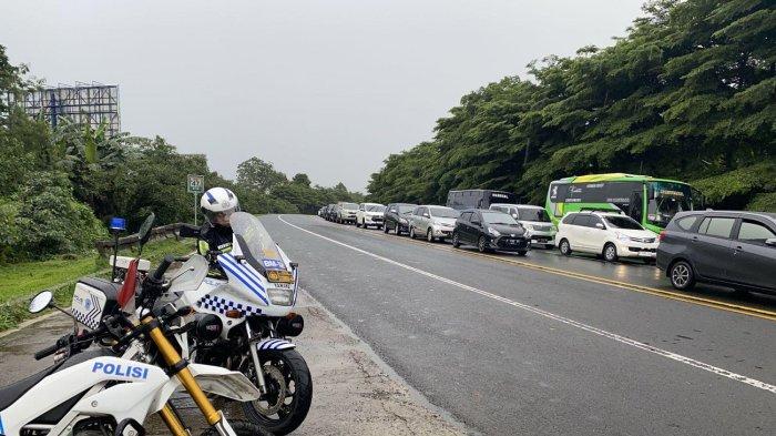 Petugas Satlantas dari Polres Bogor bersiaga di Kawasan Puncak Bogor. Kawasan Puncak Bogor, Jawa Barat, mulai dipadati warga dari wilayah Jabodetabek yang ingin menghabiskan masa libur panjang Isra Miraj yang berdekatan dengan Imlek, pada Minggu (26/1/2025) pagi.