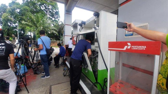 SEGEL SPBU - Petugas memeriksa perangkat elektronik yang dipasang di mesin dispenser SPBU 34.167.12 di Jl. Alternatif Sentul, Cijujung, Kecamatan Sukaraja, Kabupaten Bogor, Jawa Barat, Rabu (19/3/2025). SPBU ini disegel dan ditutup pemerintah karena melakukan kecurangan terhadap konsumen. (TribunnewsDepok.com/Hironimus Rama)