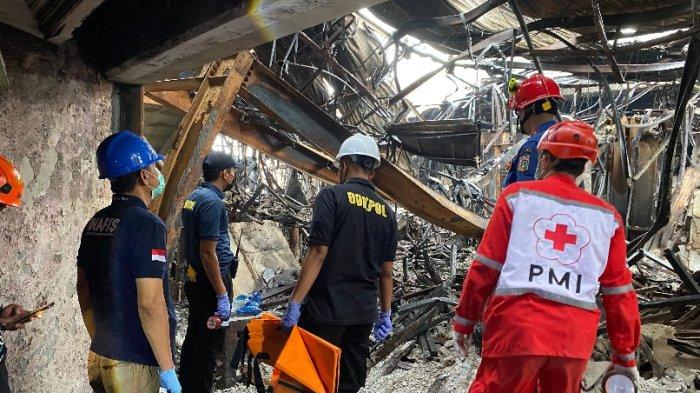 Petugas pemadam kebakaran (Damkar) kembali mengevakuasi 1 kantong jenazah korban kebakaran dari lantai 8 Glodok Plaza, Tamansari, Jakarta Barat, Sabtu (18/1/2025).