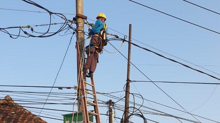 Petugas tengah memperbaiki kabel listrik yang menjuntai ke Jalan Raya Kartini Depok. Akibat kabel menjuntai itu arus lalu lintas di Jalan Raya Kartini di Kota Depok macet parah pada Kamis (14/9/2023) pagi.
