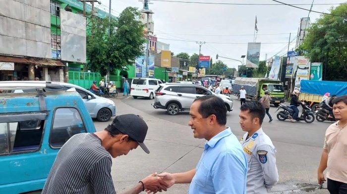TINJAU JALAN RAYA SAWANGAN - Plh Wali Kota Depok, Chandra Rahmansyah bersama jajarannya meninjau lalu lintas di Jalan Raya Sawangan. (Dok: Diskominfo Depok)
