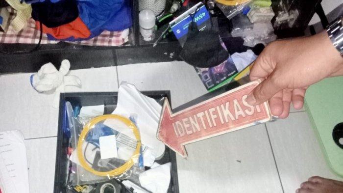 Polisi melakukan olah TKP aksi perampokan di rumah warga Gunung Putri, Kabupaten Bogor, Jawa Barat, pada Selasa (19/11/2024).