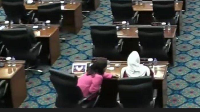 Politisi PDIP Cinta Mega yang tertangkap kamera tengah bermain game di gadgetnya saat Rapat Paripurna berdama Pj Gubernur DKI Jakarta beberapa waktu lalu