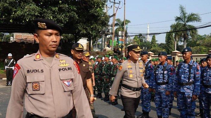 Polres Bogor menggelar Apel Gelar Pasukan Operasi Mantap Brata Lodaya di Cibinong pada Selasa (17/10/2023).