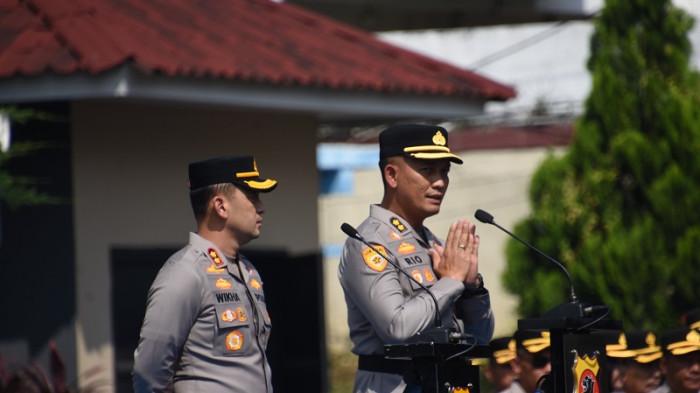 SERTIJAB KAPOLRES BOGOR - Polres Bogor menggelar upacara serah terima jabatan Kapolres Bogor dari pejabat lama AKBP Rio Wahyu Anggoro (kanan) kepada pejabat baru AKBP Wikha Ardilestanto di Mako Polres Bogor, Sabtu (19/7/2025).